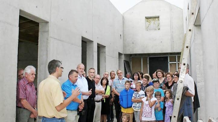 Würde das Dach komplett in Glas ausgeführt, bekäme der Flur im Obergeschoss zuviel Sonneneinstrahlung ab, außerdem würden die Kosten enorm steigen. Daher hat man sich je zur Hälfte für eine Abdeckung mit Alu-Paneelen und Sonnenschutzglas entschieden. Foto: Evi Seeger