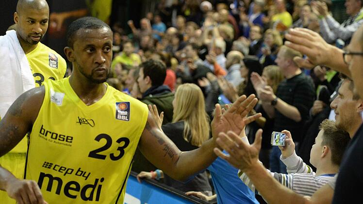 Je'kel Foster klatscht mit den Fans ab.