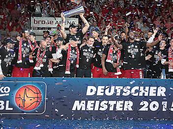 Ein Moment der Glückseligkeit: Die Brose Baskets sind nach einem Jahr des Umbruchs an der Spitze zurück und feiern die siebte Meisterschaft.  Fotos: sportpress