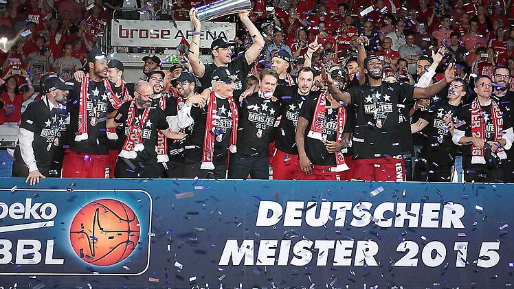 Ein Moment der Glückseligkeit: Die Brose Baskets sind nach einem Jahr des Umbruchs an der Spitze zurück und feiern die siebte Meisterschaft.  Fotos: sportpress