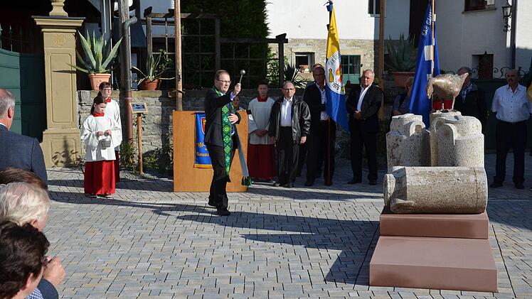 Pfarrer Thomas Eschenbacher segnete zum Abschluss der Dorferneuerung den Platz an der Weth. Foto: Jana Keul