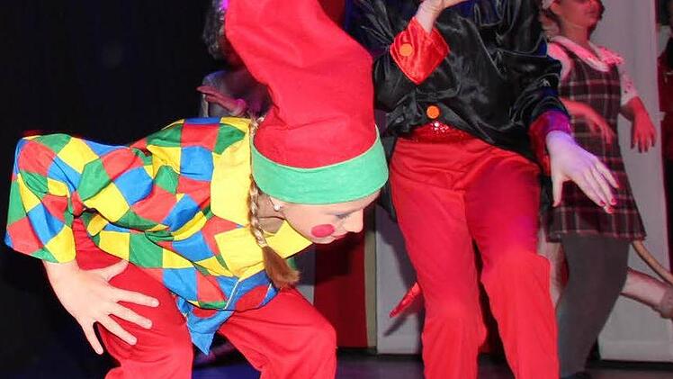 Lilly (vorne links) und Antonia beim Auftritt im Eröffnungsteil der Kronacher Büttenabende  Foto: Friedwald Schedel