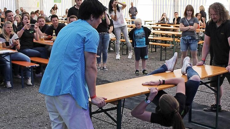 Biertisch-Klettern gehört zum Rhöner Kirmesbattle. Foto: Sebastian Schmitt-Mathea
