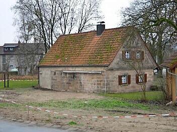 Auf der freien Fläche neben dem Lindauer Dorfhaus werden am 1. August die Bagger anrollen und mit den Arbeiten für die neue Festscheune beginnen. Foto: Dieter Hübner