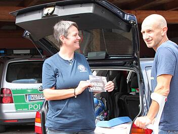 Auf ihren Reisen hat Gerke Minrath immer ein paar Karten ihres Vereins dabei. Von unterwegs aus schreibt sie Polizisten, die im Einsatz verletzt worden sind - so auch Matthias Dros, Oberkommissar bei der Bad Brückenauer Polizeiinspektion. Foto: Ulrike Müller