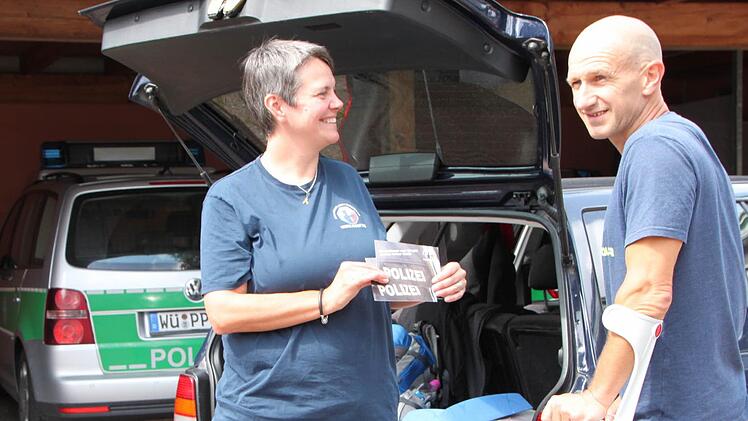 Auf ihren Reisen hat Gerke Minrath immer ein paar Karten ihres Vereins dabei. Von unterwegs aus schreibt sie Polizisten, die im Einsatz verletzt worden sind - so auch Matthias Dros, Oberkommissar bei der Bad Brückenauer Polizeiinspektion. Foto: Ulrike Müller