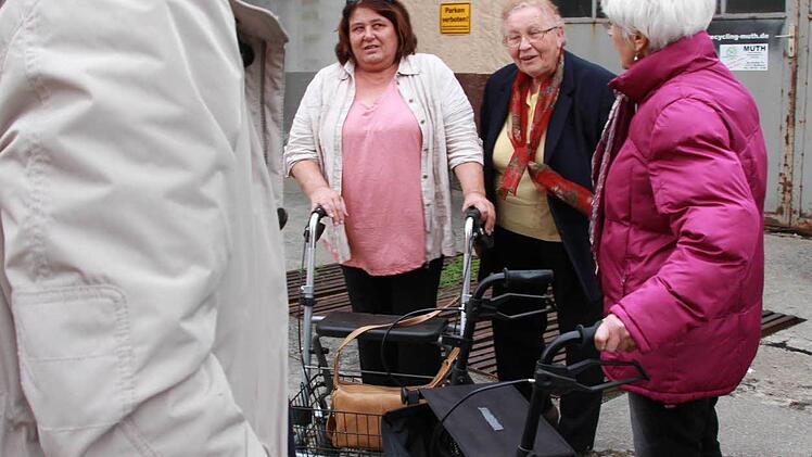 Bei einem Kurs für Rollator-Fahrer sollen Senioren lernen, wie sie ihr Gefährt am bestenbenutzen. Edgar Kast gibtTipps und macht Mut. Foto: Carmen Schmitt