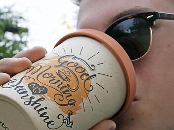 Kaffee zum Mitnehmen ist "hip". Thermobecher sehen gut aus und, es gibt sie in vielen Variationen, auch Jan Vorndran, der für dieses Foto Model spielte, nutzt einen wiederverwendbaren Becher.  Foto: Anja Vorndran