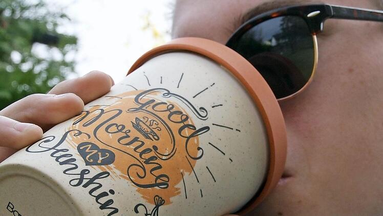 Kaffee zum Mitnehmen ist "hip". Thermobecher sehen gut aus und, es gibt sie in vielen Variationen, auch Jan Vorndran, der für dieses Foto Model spielte, nutzt einen wiederverwendbaren Becher.  Foto: Anja Vorndran