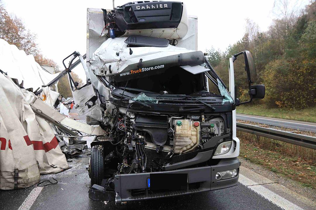 Schlüsselfeld: Lkw rast auf A3 in Stauende