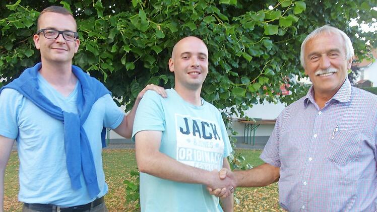 Zweiter Bürgermeister Werner Hanke (rechts) gratuliert dem neuen Vorsitzenden Dominik Wolf (Mitte) und dem neuen 2. Kassier Christoph Protzmann (links). Foto: Doris Weidner