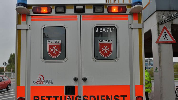 Trotz schneller Hilfe und Notoperation: Ein 67-j&auml;hriger Fu&szlig;g&auml;nger starb nach einem Unfall in Schwabach. Symbolbild: Ronald Rinklef
