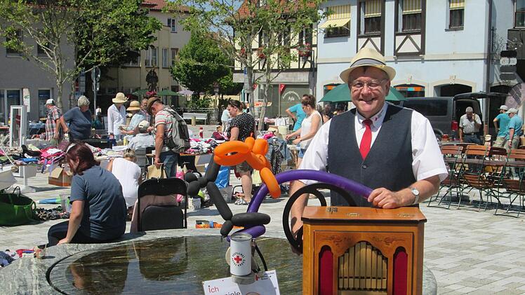 Leierkastenmann Klaus Emmerling unterhält mit Musik aus alter Zeit und sammelt Spenden für das Rote Kreuz. Winfried Ehling
