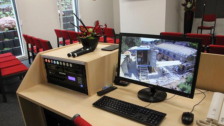 Es gibt keine Instrumente, stattdessen werden Musik und Videobeiträge abgespielt.