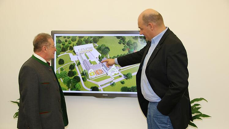 OB Henry Schramm (links) ist begeistert von den Plänen der Wisag-Gruppe, die Michael Wisser (rechts) erläuterte. Foto: Christine Fischer