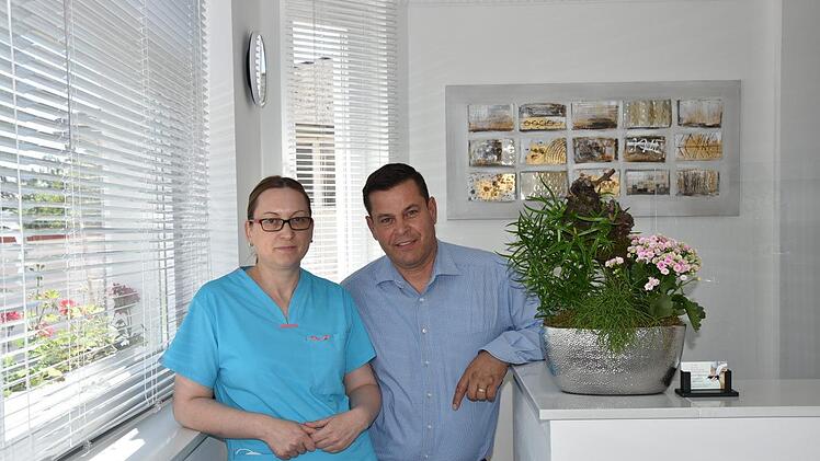 Dr. Elena Popa praktiziert als Fachärztin für Haut- und Geschlechtskrankheiten seit Mitte Juni in ihren eigenen Praxisräumen in Knetzgau. Ehemann Gheorghe unterstützt seine Frau unter anderem am Empfang. Foto: Christiane Reuther