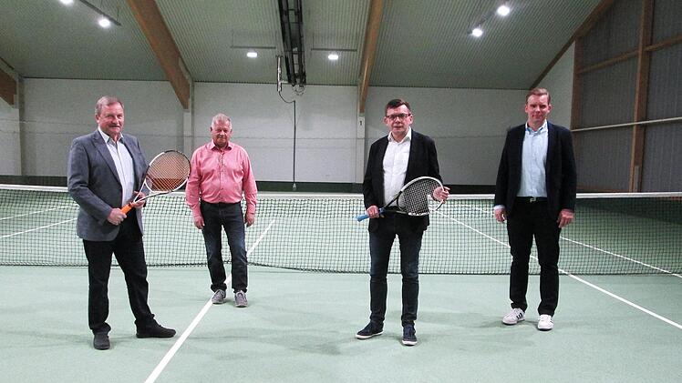 Freude über die gute Ausleuchtung der TC-Halle, die auch neue Mitglieder locken soll (von links): TC-Vorstandssprecher Egon Schaub-Römisch, Liegenschaftsverwalter Bertwin Meder, Bürgermeister Armin Warmuth und BLSV-Kreisvorsitzender Martin Wende.               Winfried Ehling