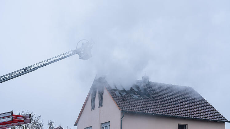 Brand in Dachgeschosswohnung: Eine Person verletzt