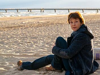 Die Ex-Staatsanwältin hat Rücken: Trotzdem ermittelt Karin Lossow (Katrin Sass) auch im neuen "Usedom-Krimi" wieder mit.