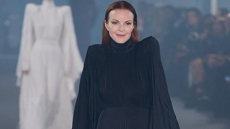 2024 &uuml;berraschte Marcia Cross mit einem Auftritt als Model auf der Pariser Fashion Week (Bild).
