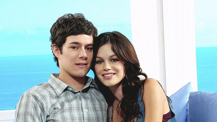 Sehr unterschiedlich, aber doch irgendwie f&uuml;reinander gemacht: Die Beziehung zwischen dem nerdigen Seth (Adam Brody) und der scheinbar oberfl&auml;chlichen Summer (Rachel Bilson) lie&szlig; so manches Fan-Herz h&ouml;her schlagen.