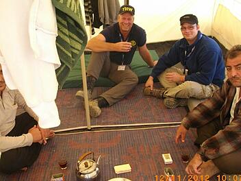 Michael Geßner vom Technischen Hilfswerk arbeitete schon einmal in einem Flüchtlingslager in el Za'atari in Jordanien. Unser Bild zeigt ihn (2. v. l.) mit weiteren Helfern. Jetzt wird er erneut in das Gebiet reisen, um zur Verbesserung der Lebenssituation beizutragen. Fotos: Archiv/privat