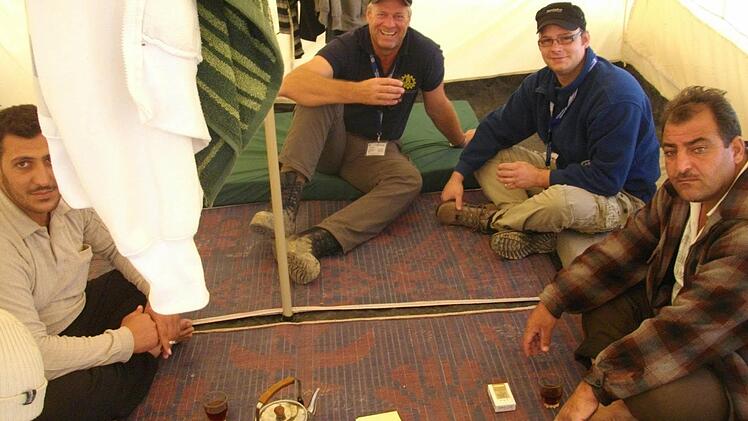 Michael Geßner vom Technischen Hilfswerk arbeitete schon einmal in einem Flüchtlingslager in el Za'atari in Jordanien. Unser Bild zeigt ihn (2. v. l.) mit weiteren Helfern. Jetzt wird er erneut in das Gebiet reisen, um zur Verbesserung der Lebenssituation beizutragen. Fotos: Archiv/privat