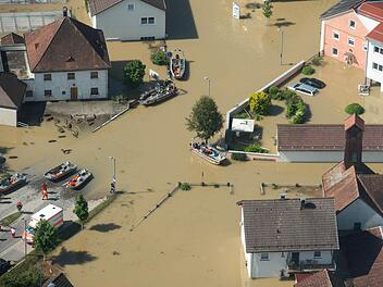 Der Ortsteil Fischerdorf in Deggendorf ist nach einem Dammbruch vom Hochwasser der Donau teilweise überflutet. Foto: Foto: Armin Weigel/dpa