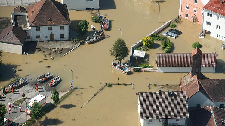 Der Ortsteil Fischerdorf in Deggendorf ist nach einem Dammbruch vom Hochwasser der Donau teilweise überflutet. Foto: Foto: Armin Weigel/dpa