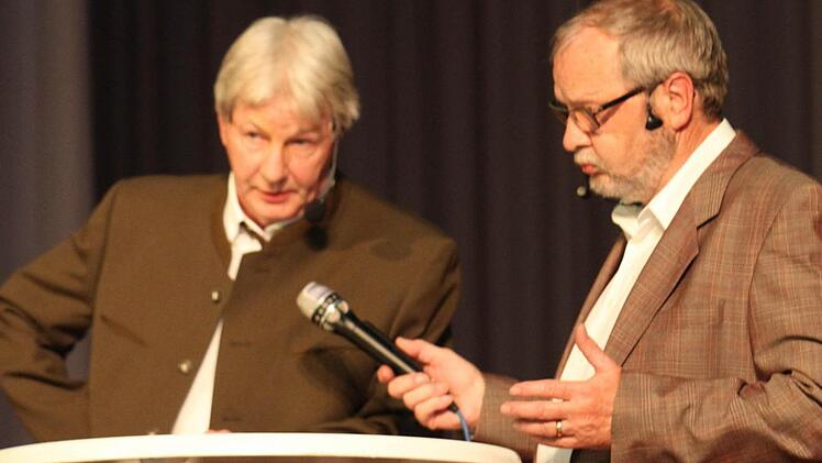 Journalist Werner Singer (rechts) beim Interview mit dem Bayerischen Ministerpräsidenten Horst Seehofer (Mike Singer).