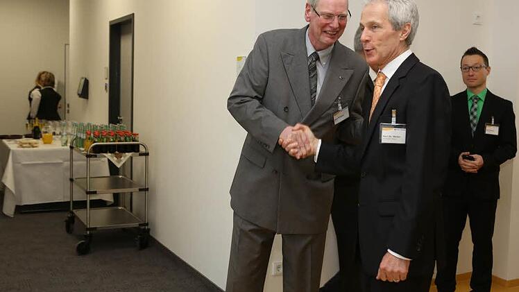 Wolfgang Weiler, Sprecher der HUK-Vorstände (rechts) mit Ekhard Schöne, Geschäftsführer der Alho Systembau.  Foto: Barbara Herbst