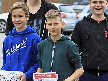 Jugendspieler sammelten mit einer Spendenbox für die Aktion "Mirco will leben". Foto: Uwe Kellner