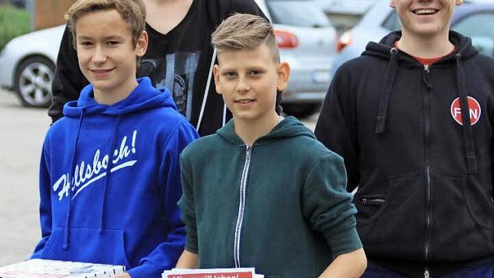 Jugendspieler sammelten mit einer Spendenbox für die Aktion "Mirco will leben". Foto: Uwe Kellner