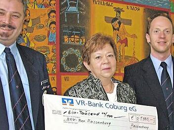 Der Marienverein Hassenberg-Wörlsdorf spendet 1000 Euro der BRK-Bereitschaft Hassenberg (von links): . Bereitschaftsführer Markus Reißenberger, Vorsitzende Hannelore Reißenberger, Timo Limmer.  Foto: K. Oelzner