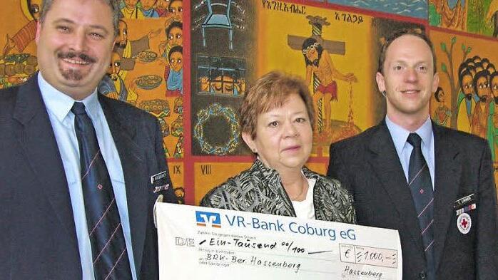 Der Marienverein Hassenberg-Wörlsdorf spendet 1000 Euro der BRK-Bereitschaft Hassenberg (von links): . Bereitschaftsführer Markus Reißenberger, Vorsitzende Hannelore Reißenberger, Timo Limmer.  Foto: K. Oelzner