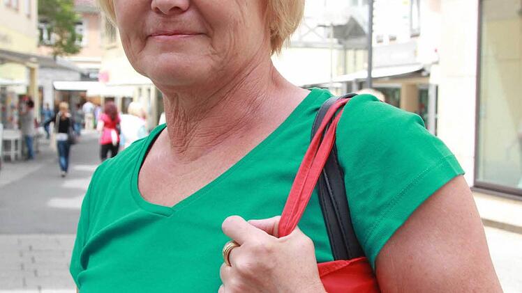 Elisabeth Belz, Bad Kissingen:Mülltüten kauft Elisabeth Belz schon lange keine mehr. "Wieso auch?", meint sie. Kommt ihr - ausnahmsweise - mal eine Plastiktüte unter, wird die nicht weggeworfen. Stattdessen weiß sie allerhand damit zu transportieren. Als letzte Aufgabe übernehmen Kunststofftüten in ihrem Haushalt die Funktion eines Müllbeutels. "Auch Bäckertüten - darin sammle ich den Biomüll." Damit sie so wenig Plastiktüten wie möglich mit nach Hause bringt, hat sie immer ihre rote Stofftüt...