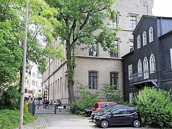 Die Lutherschule soll zum "Bildungshaus" werden. Doch die Ausbaupläne der Stadt stoßen auf Kritik - es sei schwierig, das Gebäude Goethestraße 1 (vorne rechts) mit dem der Lutherschule zu verbinden, sagt Christian Müller (CSB). Foto: Simone Bastian