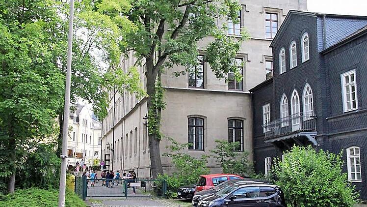 Die Lutherschule soll zum "Bildungshaus" werden. Doch die Ausbaupläne der Stadt stoßen auf Kritik - es sei schwierig, das Gebäude Goethestraße 1 (vorne rechts) mit dem der Lutherschule zu verbinden, sagt Christian Müller (CSB). Foto: Simone Bastian