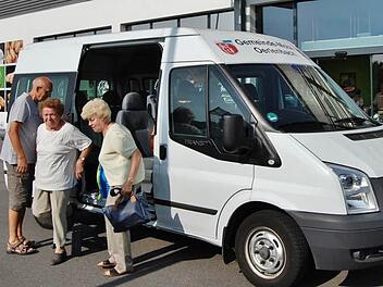 Dankbar nutzen die Oerlenbacher Senioren das Gemeindemobil zur gemeinsamen Einkaufsfahrt, hier mit Chauffeur Günter Borst (links). Foto: Sigismund von Dobschütz