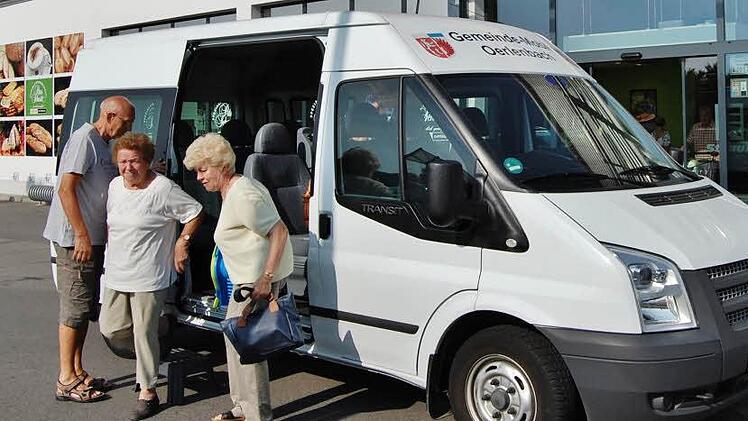 Dankbar nutzen die Oerlenbacher Senioren das Gemeindemobil zur gemeinsamen Einkaufsfahrt, hier mit Chauffeur Günter Borst (links). Foto: Sigismund von Dobschütz