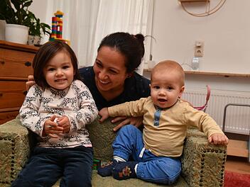Loan Pham Duc mit ihren Kindern Tamara und Damian Foto: Ronald Rinklef