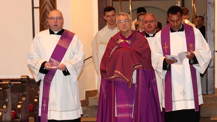 Der Einzug ins Gotteshaus.