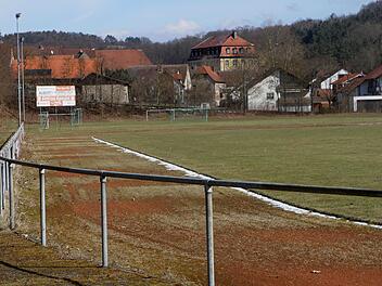 Blick auf das großzügige Sportgelände mit Fußballplatz und Leichtathletikanlagen in Ebelsbach. Die Laufbahnen sind aber teilweise als rote Aschenbahnen kaum mehr zu erkennen und von Gras und Unkraut durchwuchert. Hier soll eine Sanierung erfolgen.Günther Geiling