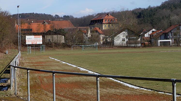 Blick auf das großzügige Sportgelände mit Fußballplatz und Leichtathletikanlagen in Ebelsbach. Die Laufbahnen sind aber teilweise als rote Aschenbahnen kaum mehr zu erkennen und von Gras und Unkraut durchwuchert. Hier soll eine Sanierung erfolgen.Günther Geiling