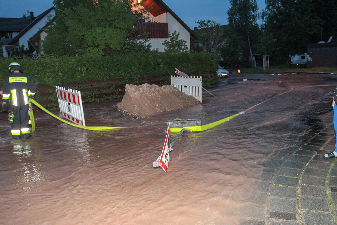 Nürnberg: Beschädigte Leitung setzt einen ganzen Straßenzug unter Wasser