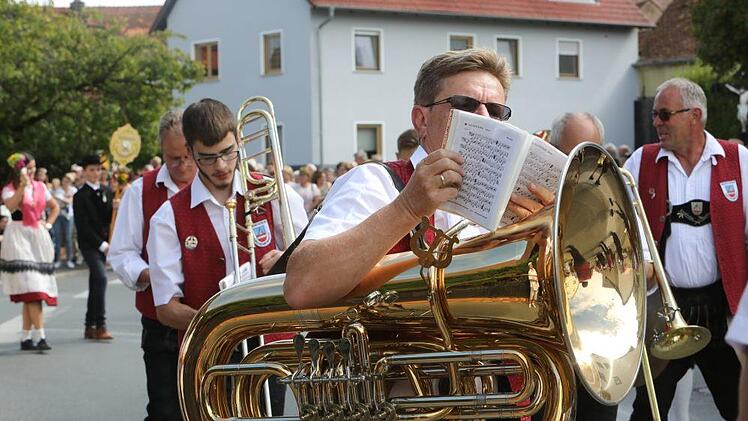 Der Festzug in Langensendelbach Foto: Barbara Herbst
