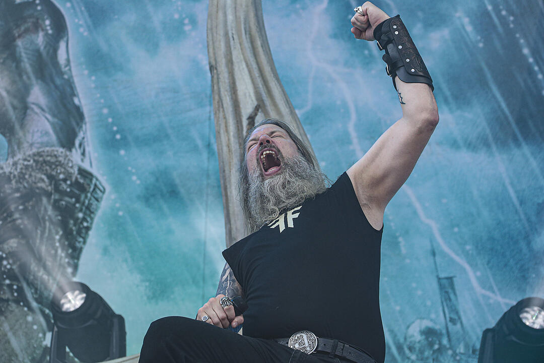 Amon Amarth bei Rock im Park 2019: Ganz viel Metal und Feuer bringt die Fans zum Durchdrehen