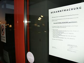 Bis 3. April geschlossen: Wegen eines Corona-Falles ist die Verwaltungsgemeinschaft Bad Brückenau an der Sinnaustraße verlassen und telefonisch schwer erreichbar. Foto: Steffen Standke