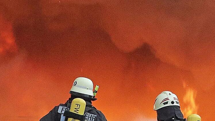 Die Maßbacher Feuerwehr bekommt einen neuen Kompressor, da der alte defekt ist. Unser Bild entstand bei einem Großeinsatz in Maßbach und zeigt zwei Maßbacher Atemschutzträger im Einsatz.  Foto: Dieter Britz