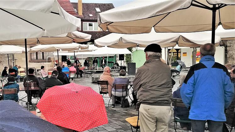 Etwa 50 Zuhörer verfolgten trotz heftiger Regenschauer die Podiumsdiskussion auf dem Hammelburger Viehmarkt. Foto: Sigismund von Dobschütz
